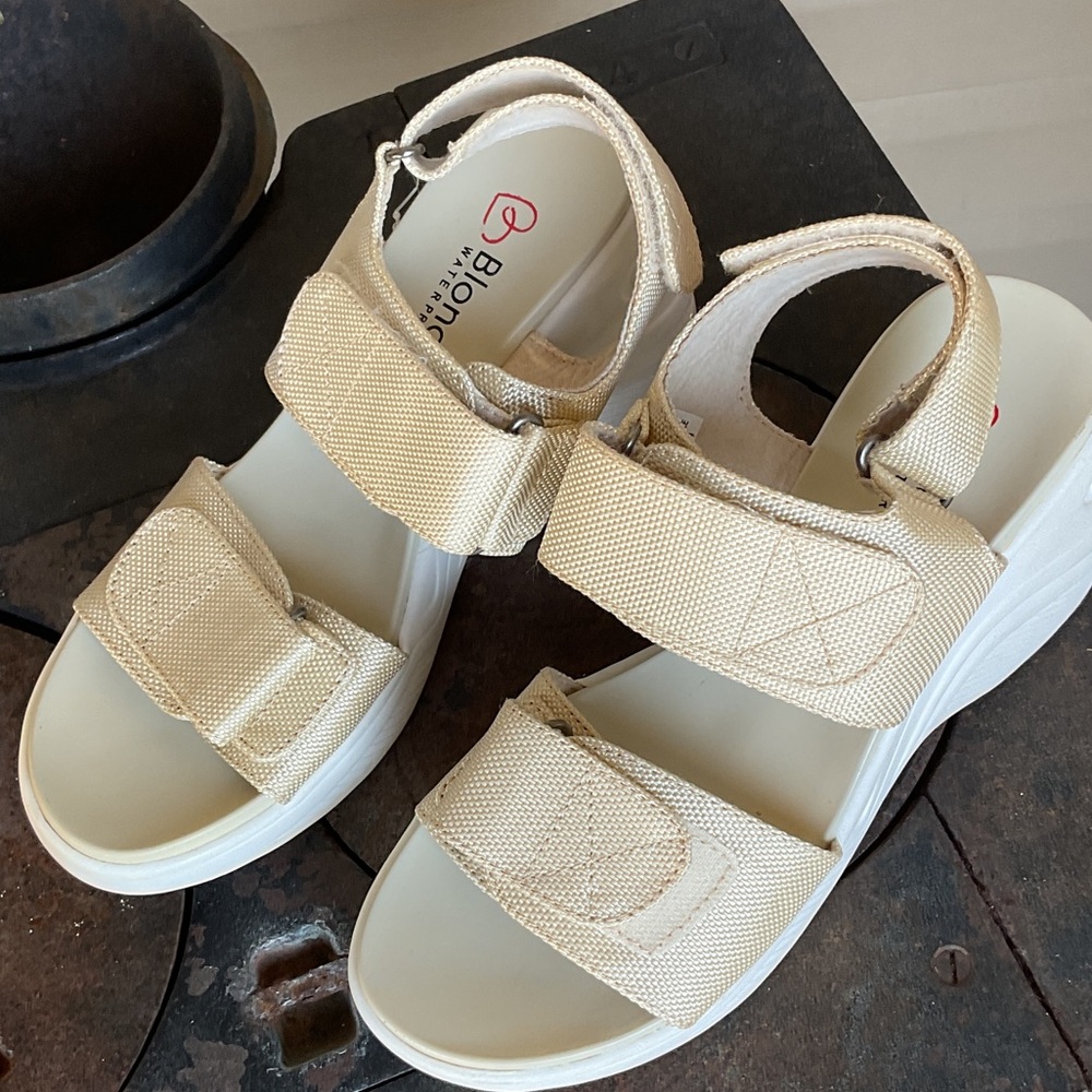 Blondo Women's Tan Strap Sandals